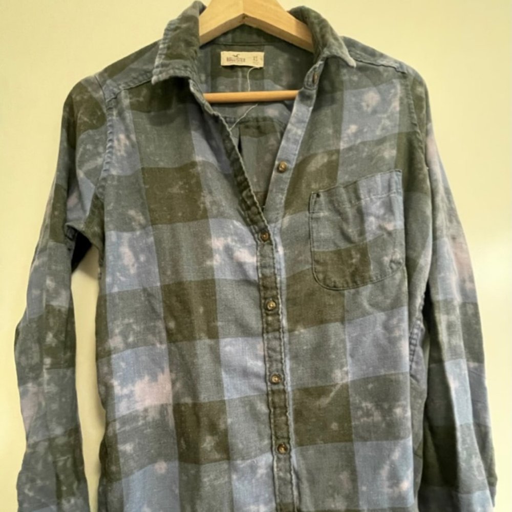Womens x-small hollister blue and grey button up shirt